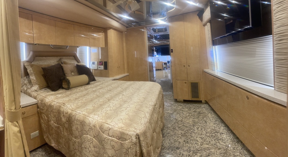 2006 Prevost  Featherlite H3-45 For Sale