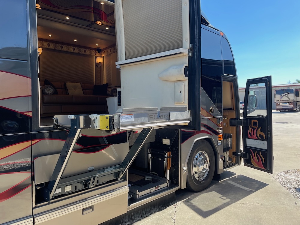 2006 Prevost  Featherlite H3-45 For Sale