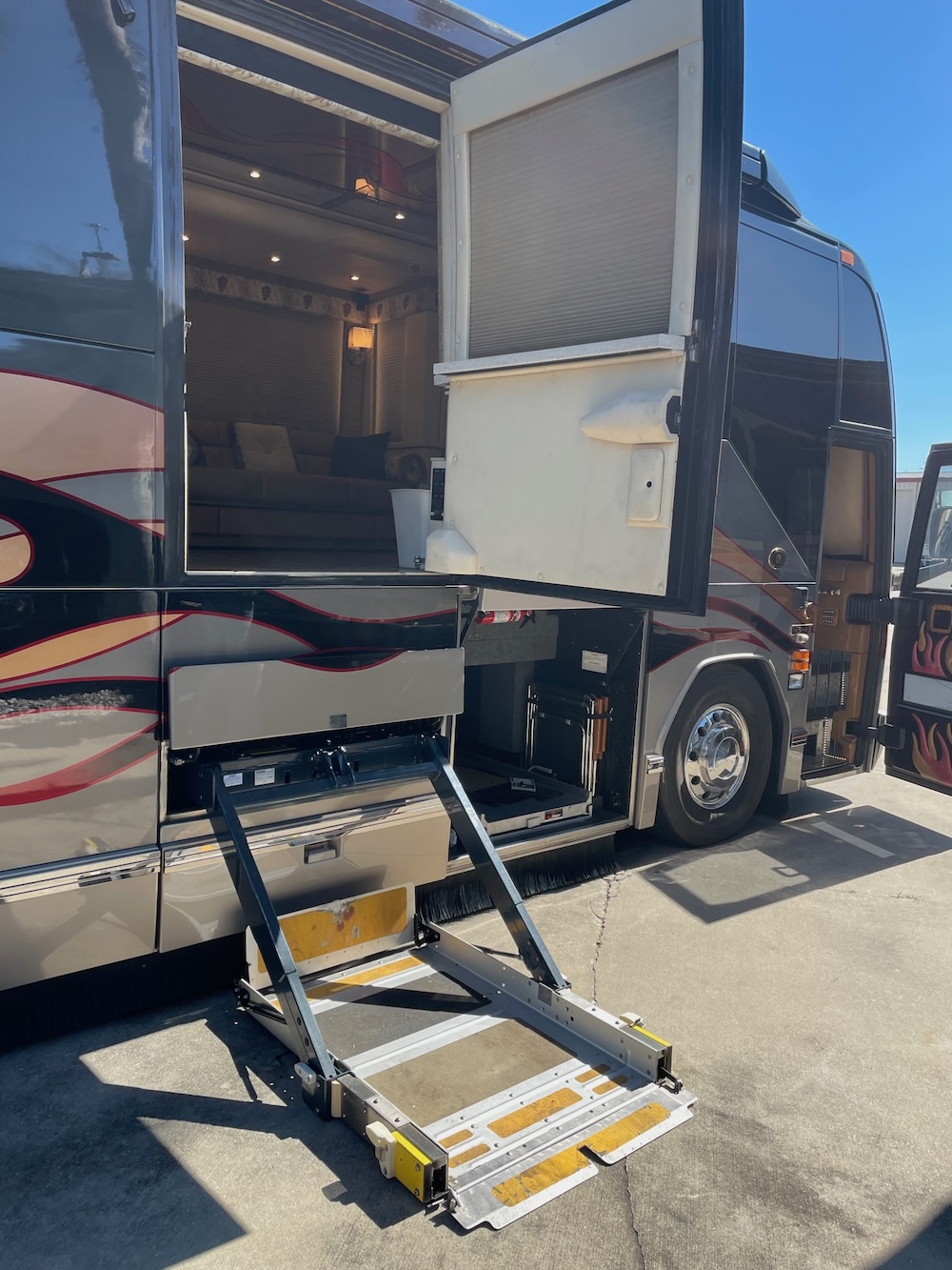 2006 Prevost  Featherlite H3-45 For Sale