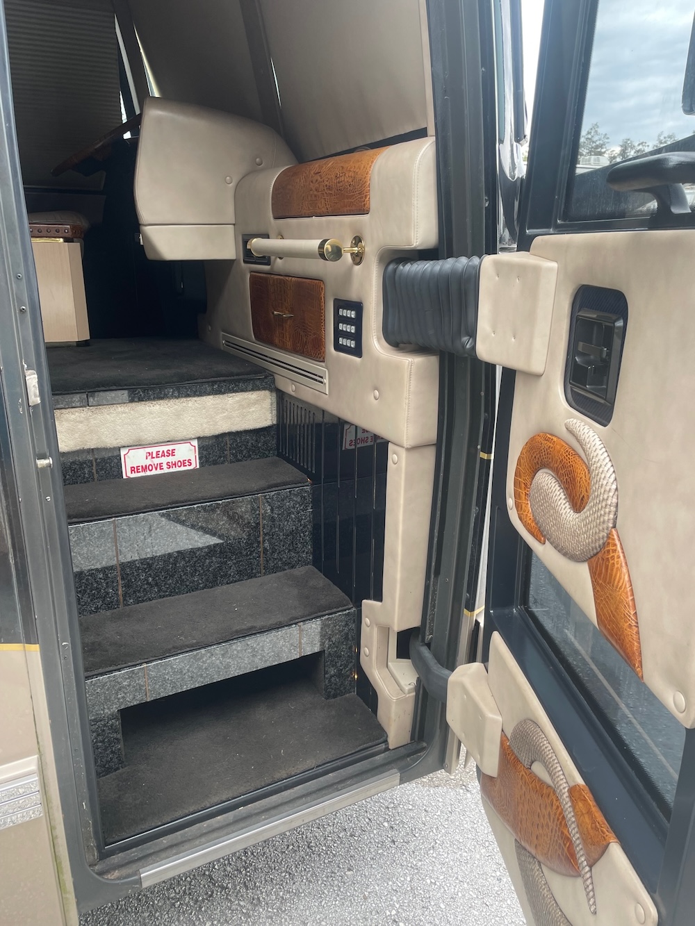 2006 Prevost  Featherlite H3-45 For Sale