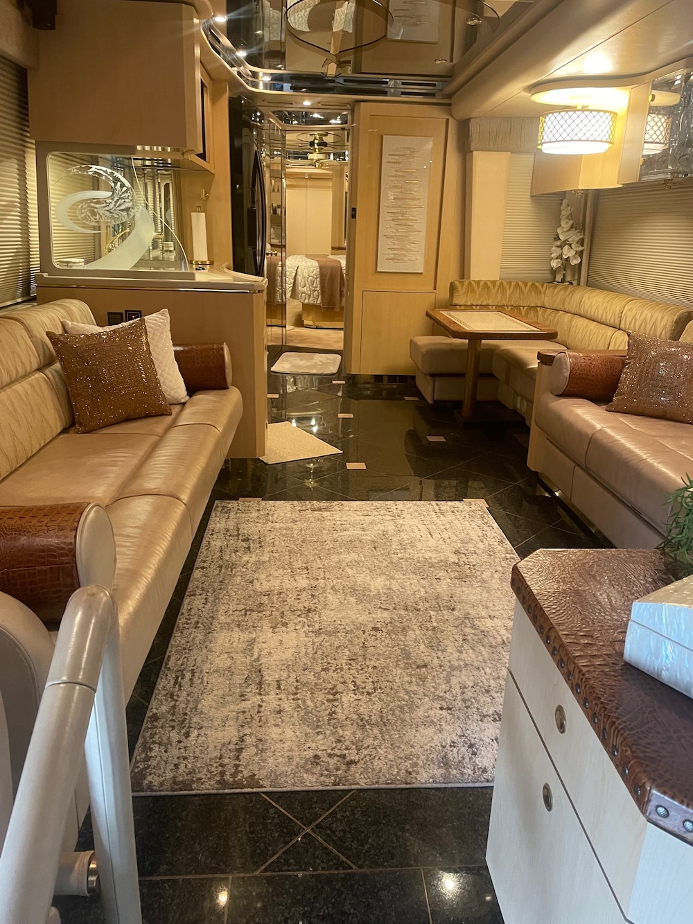 2006 Prevost  Featherlite H3-45 For Sale