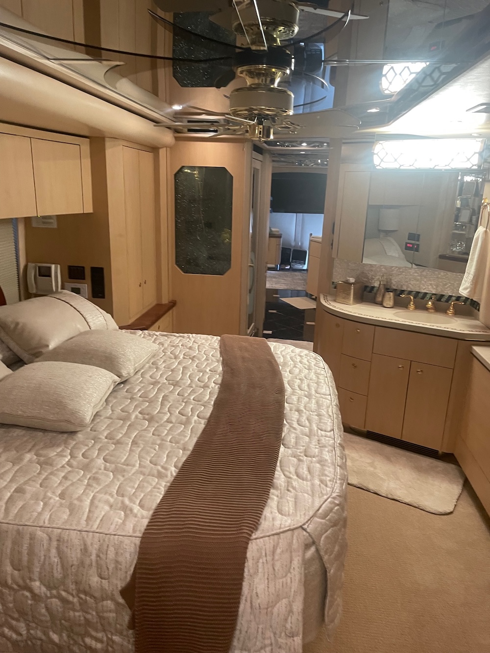 2006 Prevost  Featherlite H3-45 For Sale