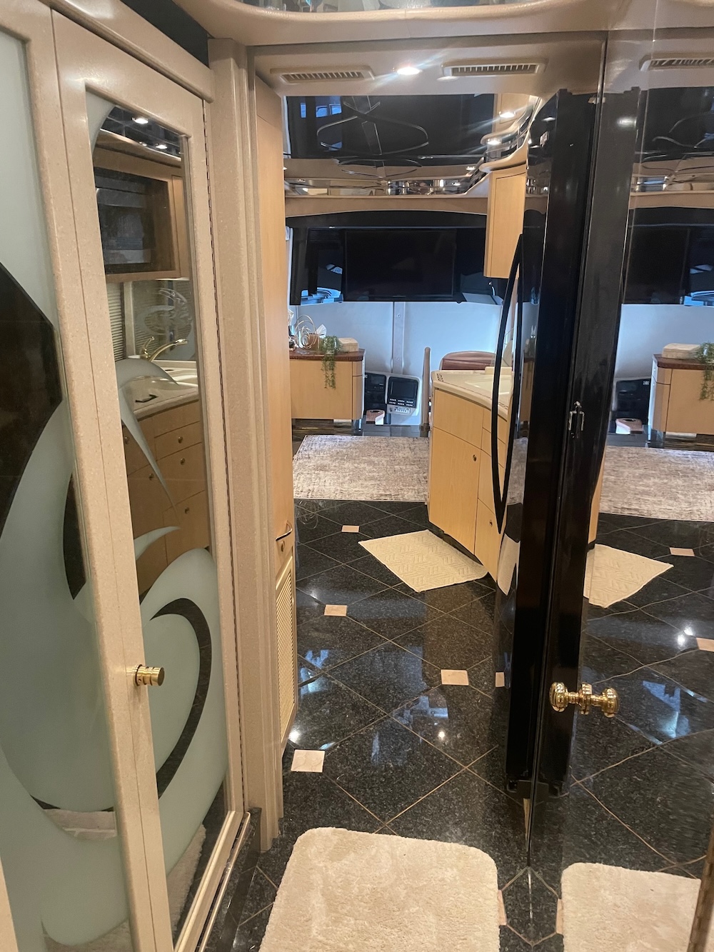 2006 Prevost  Featherlite H3-45 For Sale