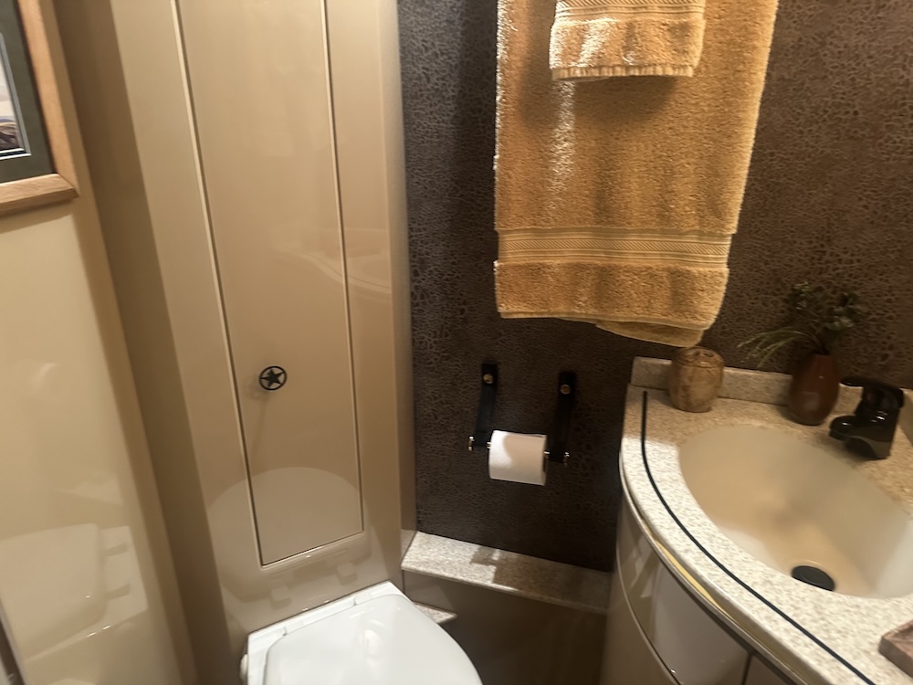 2006 Prevost Featherlite H3-45 For Sale
