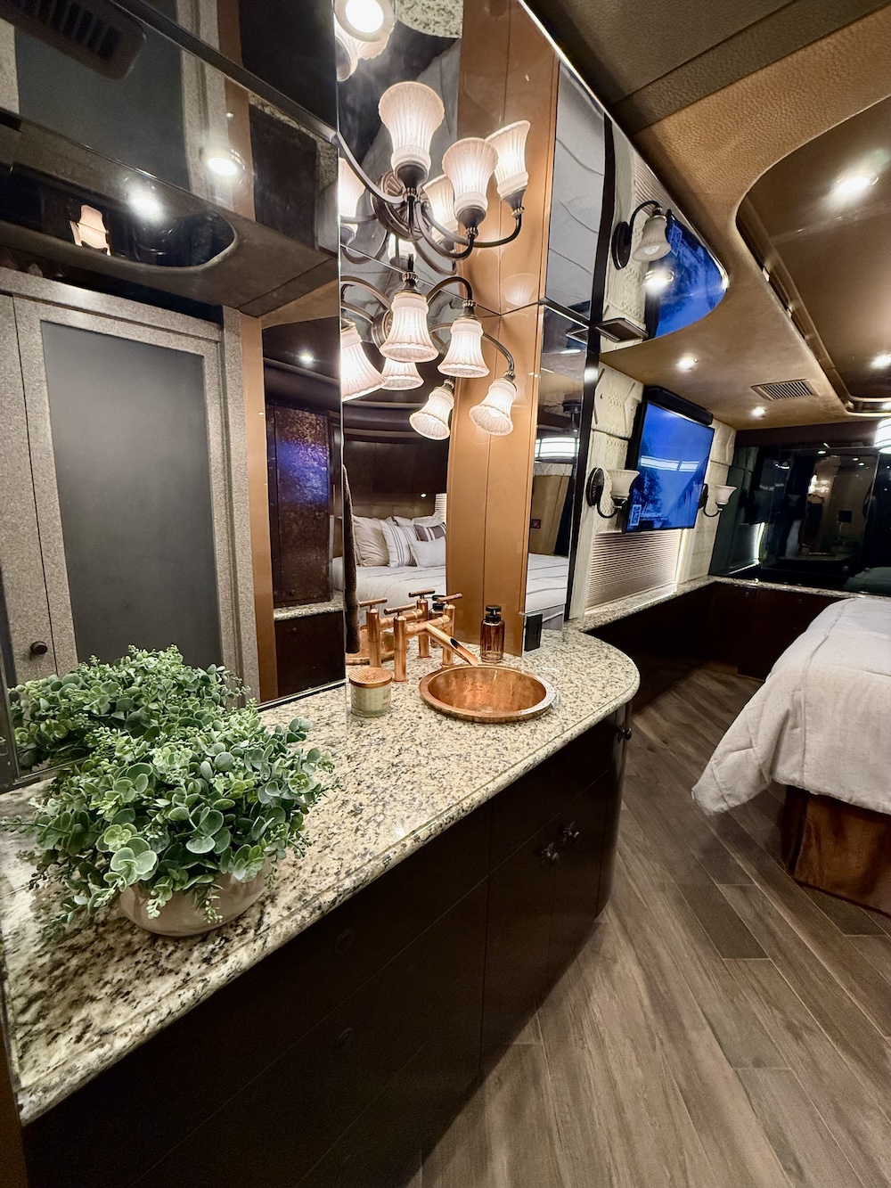 2006 Prevost Featherlite  H3-45 For Sale