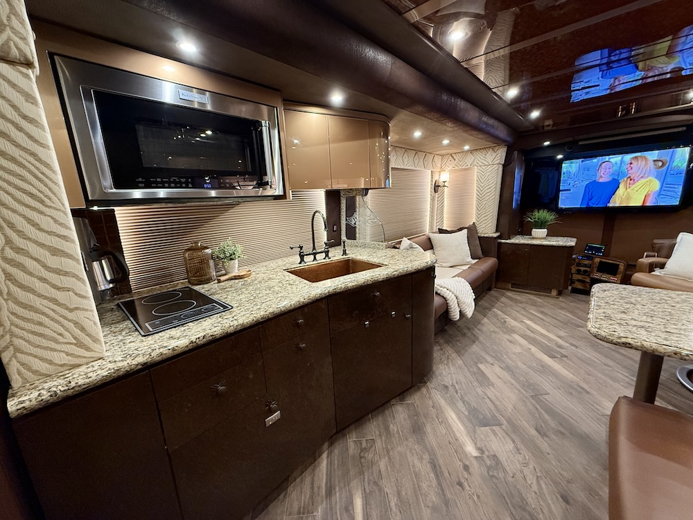 2006 Prevost Featherlite  H3-45 For Sale