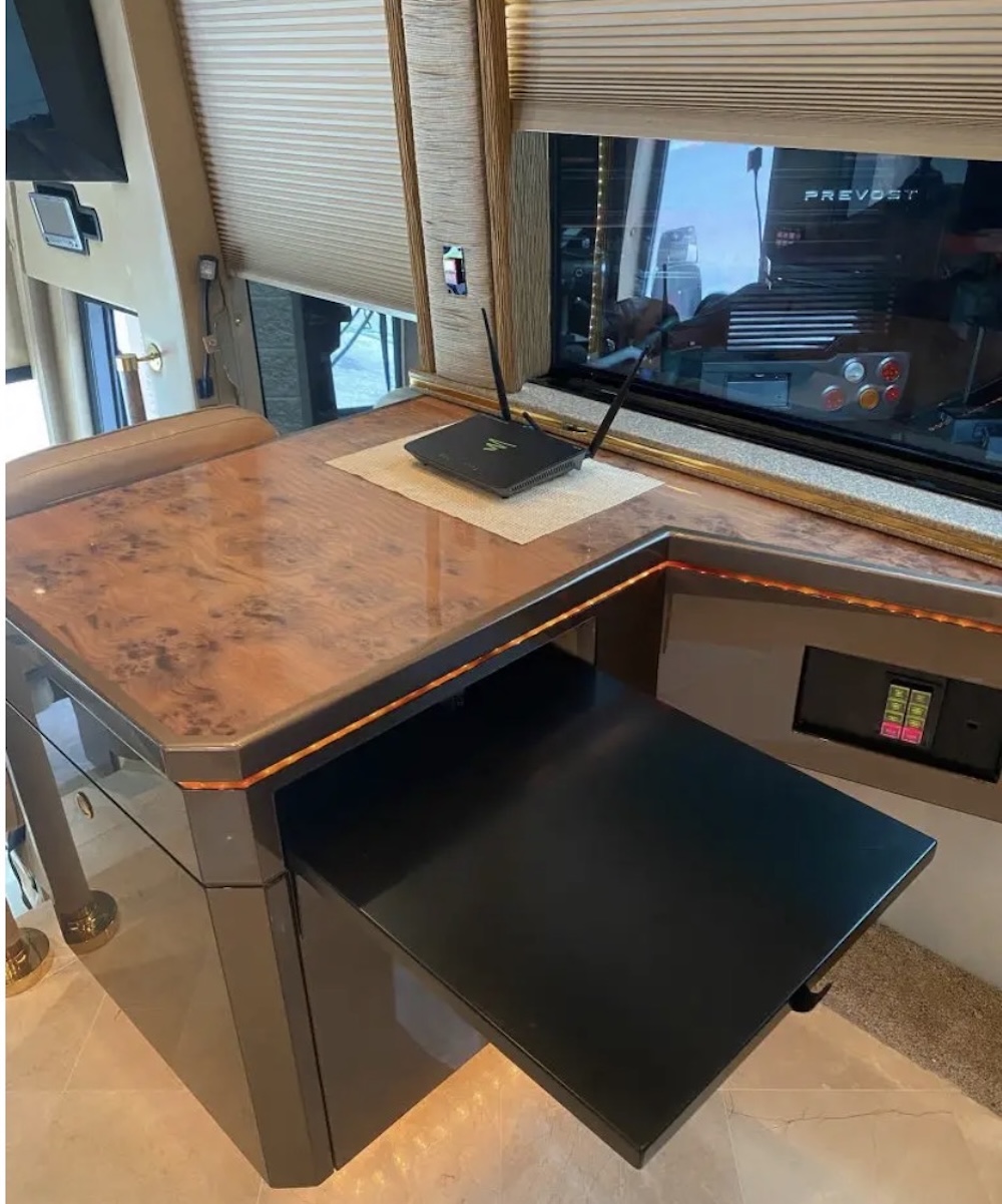 2007 Prevost Featherlite H3-45 For Sale