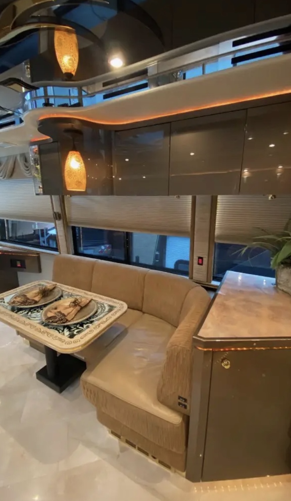 2007 Prevost Featherlite H3-45 For Sale
