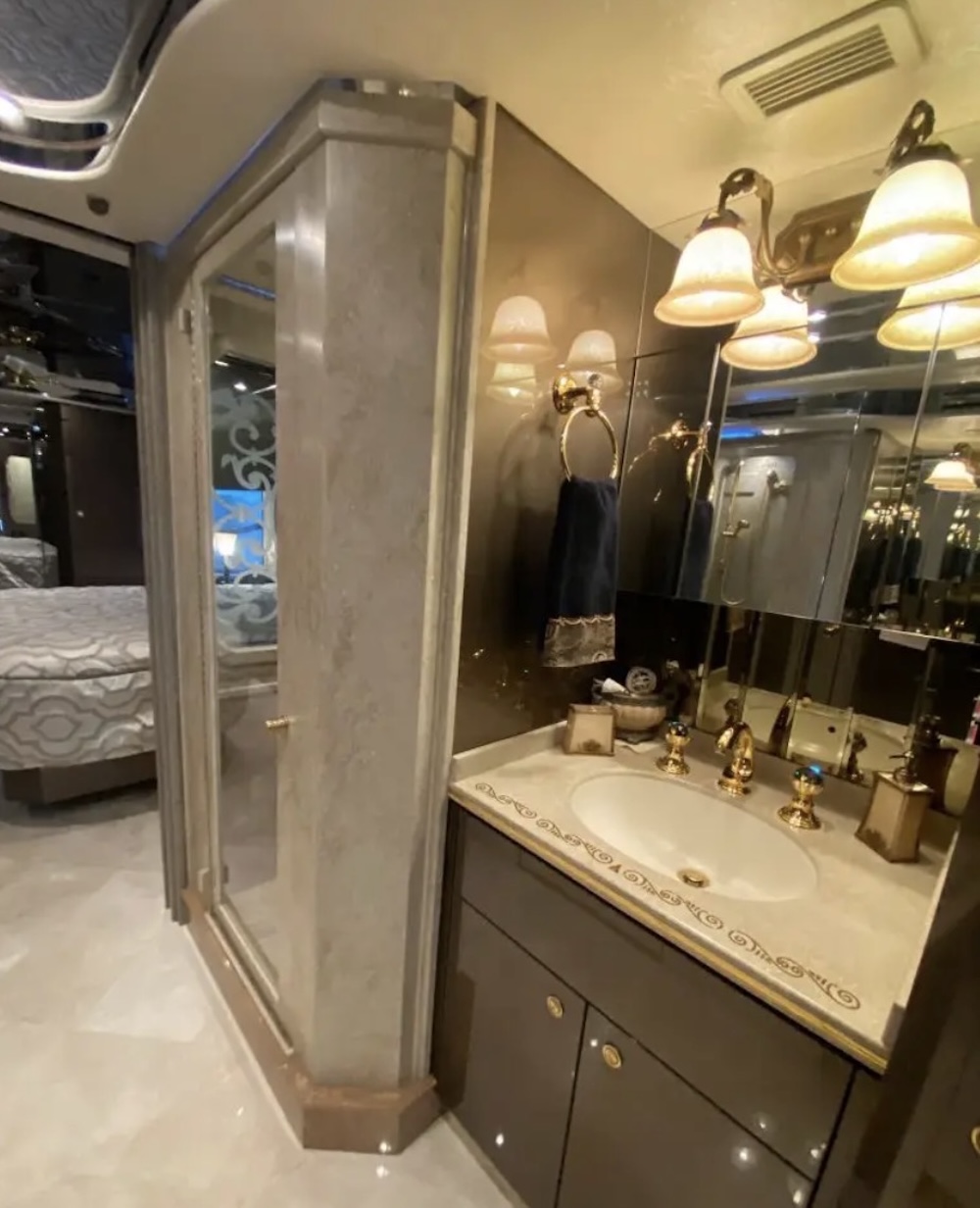 2007 Prevost Featherlite H3-45 For Sale