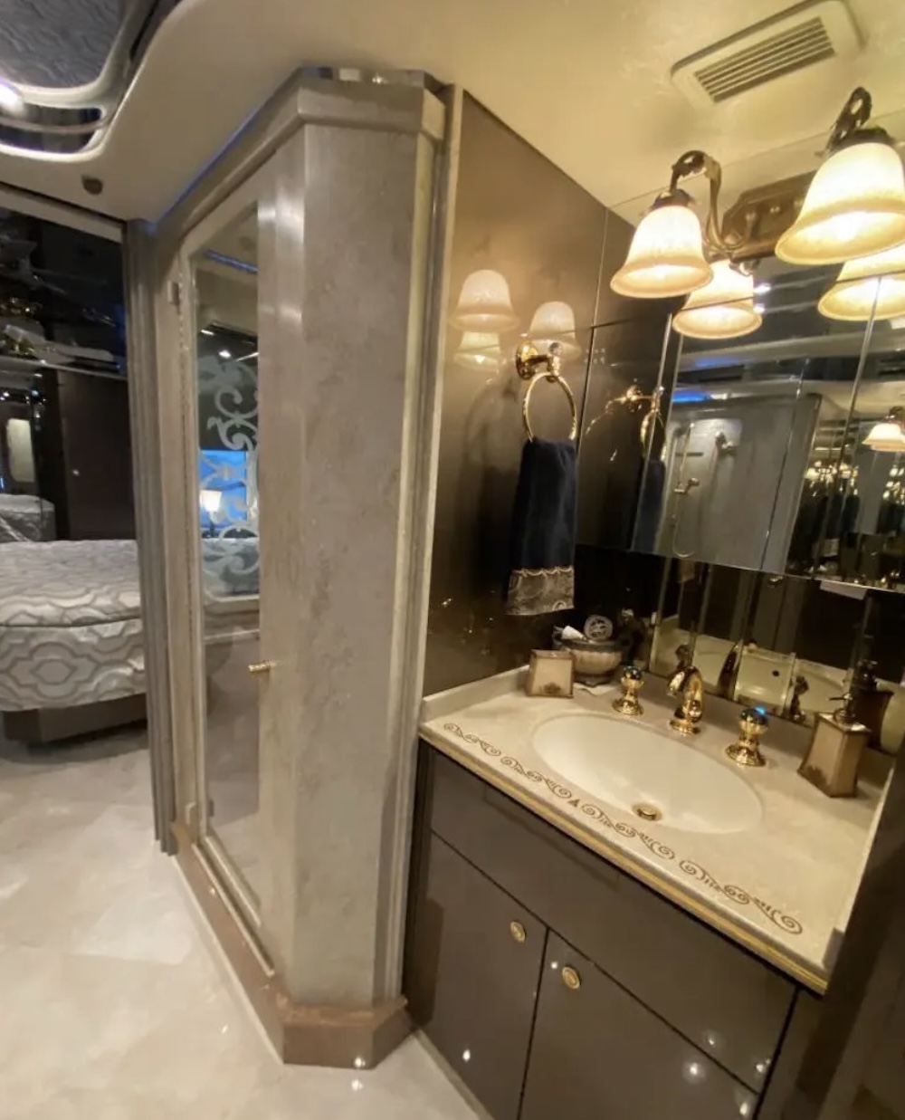 2007 Prevost Featherlite H3-45 For Sale