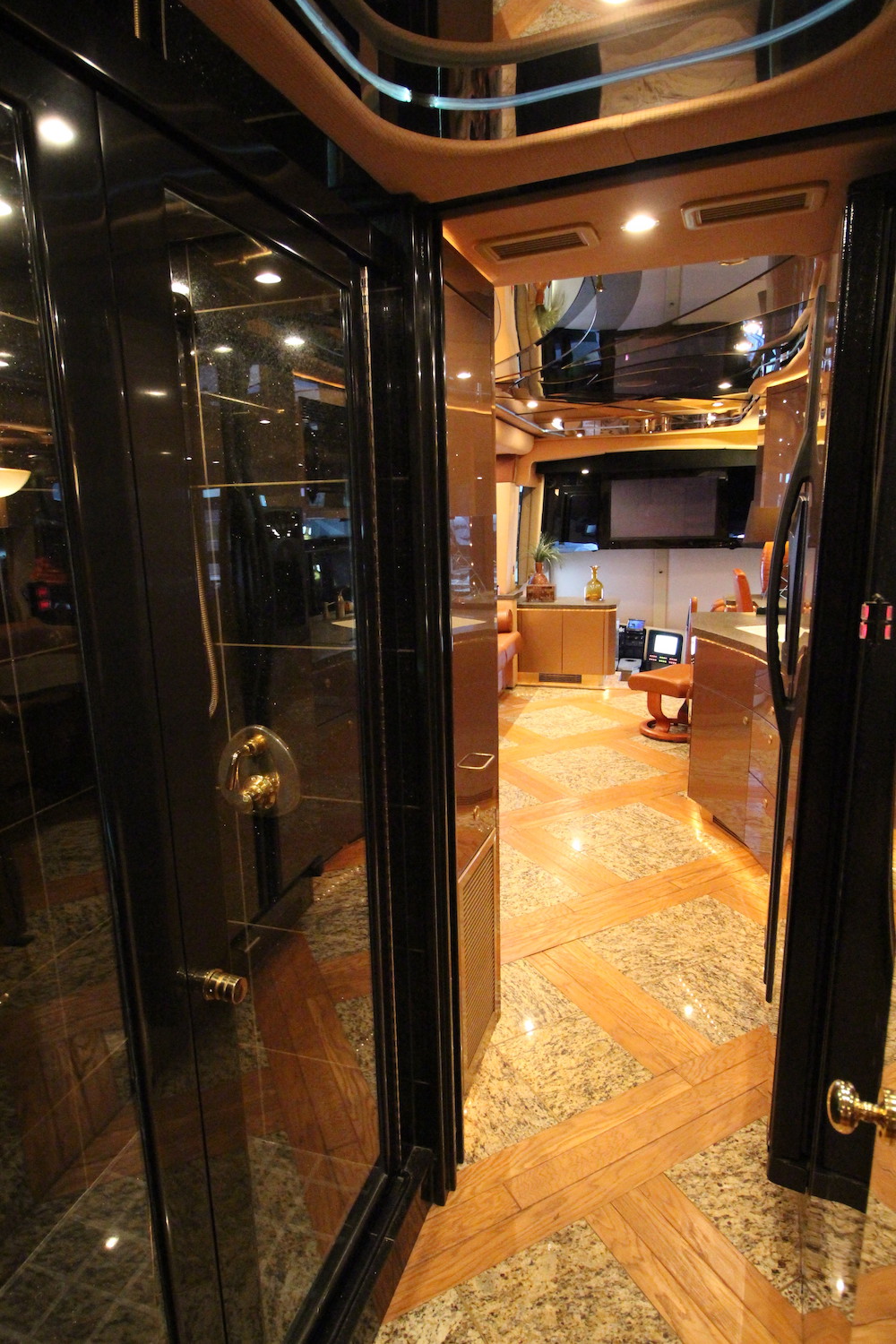 2007 Prevost Featherlite H3-45 For Sale