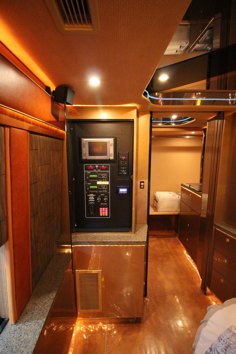 2007 Prevost Featherlite H3-45 For Sale