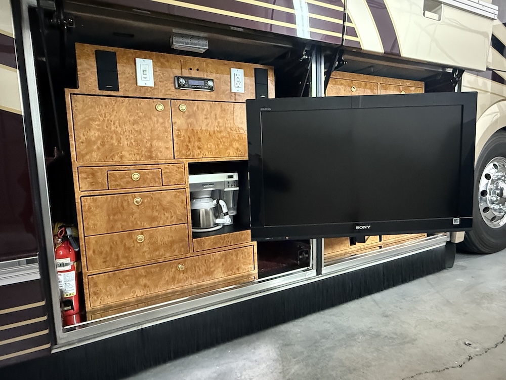 2007 Prevost Featherlite H3-45 For Sale