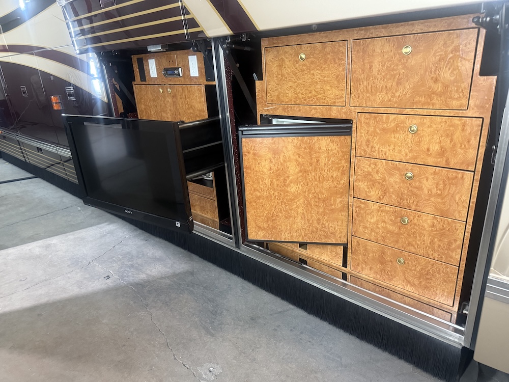 2007 Prevost Featherlite H3-45 For Sale