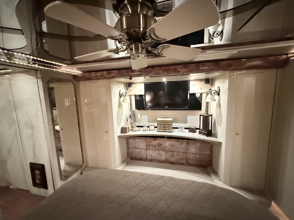 2007 Prevost Featherlite H3-45 For Sale