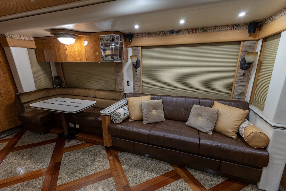 2007 Prevost Featherlite H3-45 For Sale