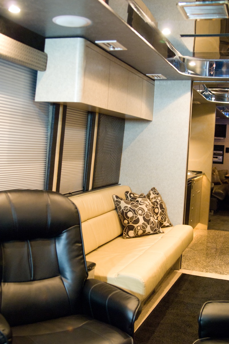 2007 Prevost Featherlite XLII For Sale