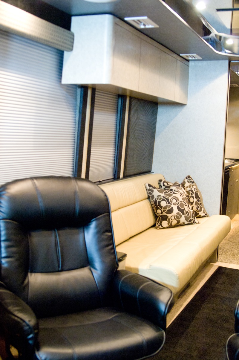 2007 Prevost Featherlite XLII For Sale