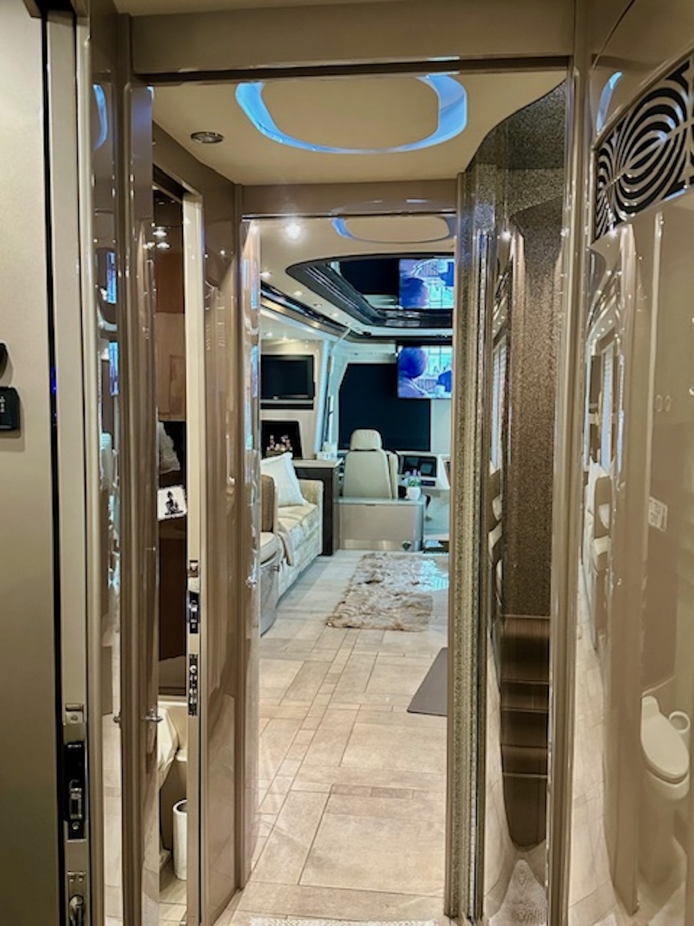 2009 Prevost Country Coach XLII For Sale