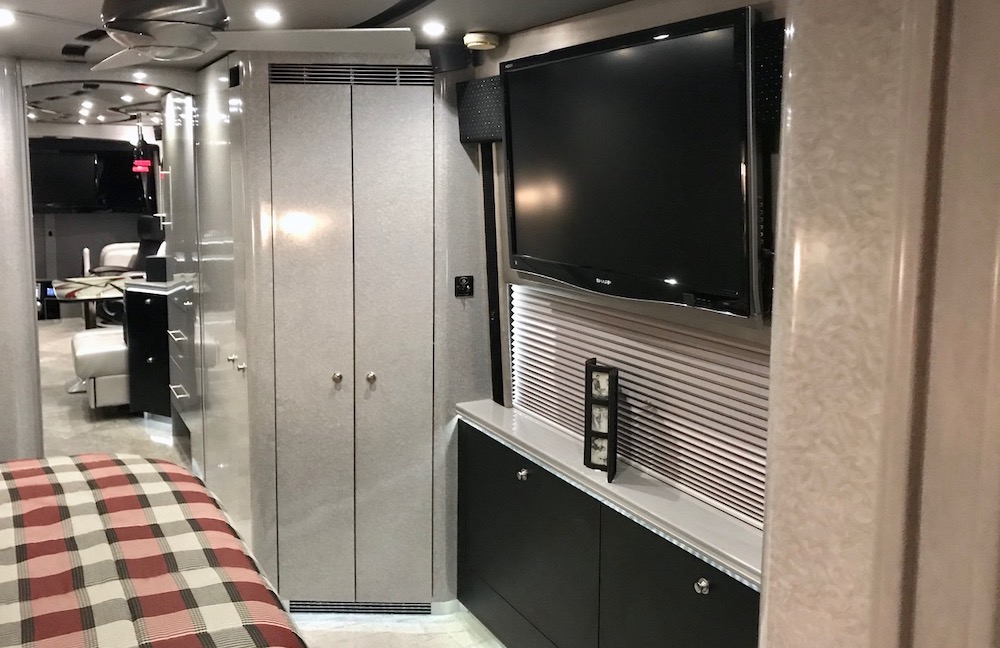 2009 Prevost Featherlite H3-45 For Sale