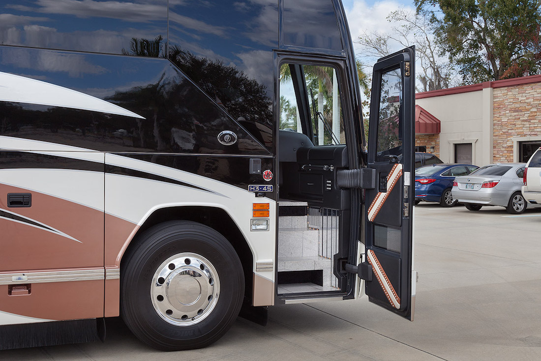 2009 Prevost Featherlite H3-45 For Sale