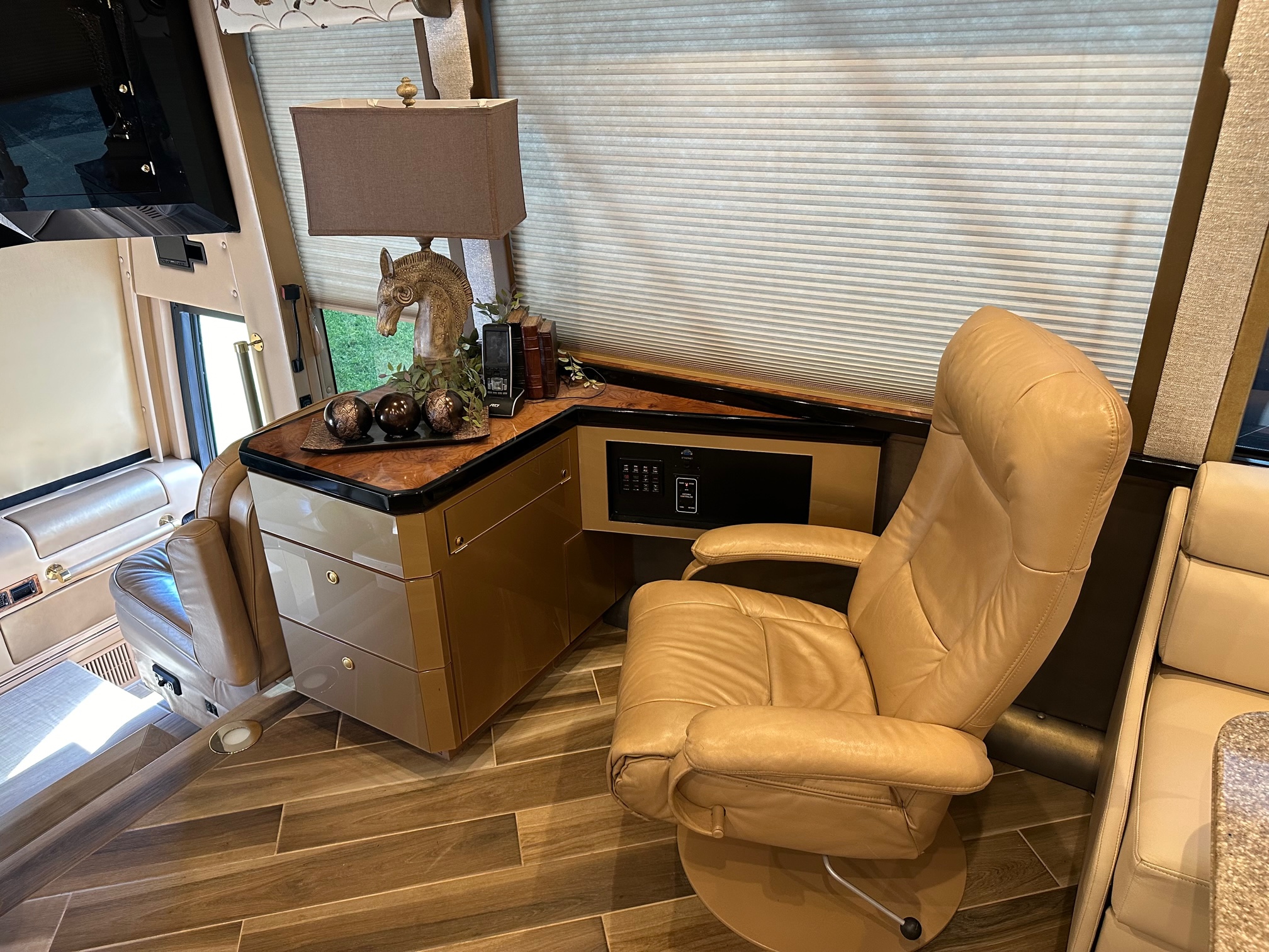 2009 Prevost Featherlite H3-45 For Sale