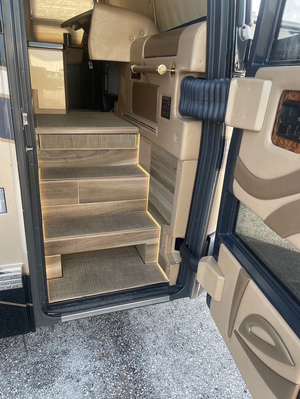 2009 Prevost Featherlite H3-45 For Sale