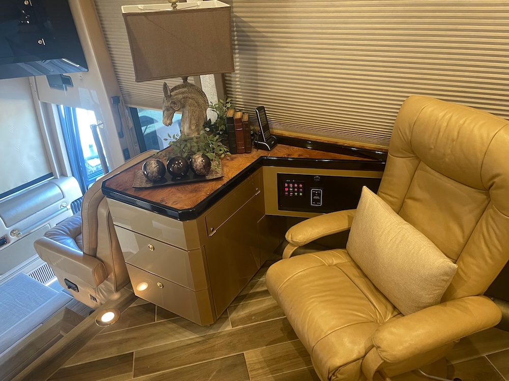 2009 Prevost Featherlite H3-45 For Sale