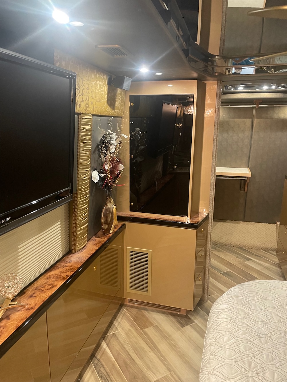 2009 Prevost Featherlite H3-45 For Sale