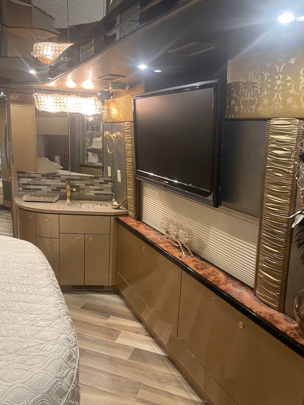 2009 Prevost Featherlite H3-45 For Sale