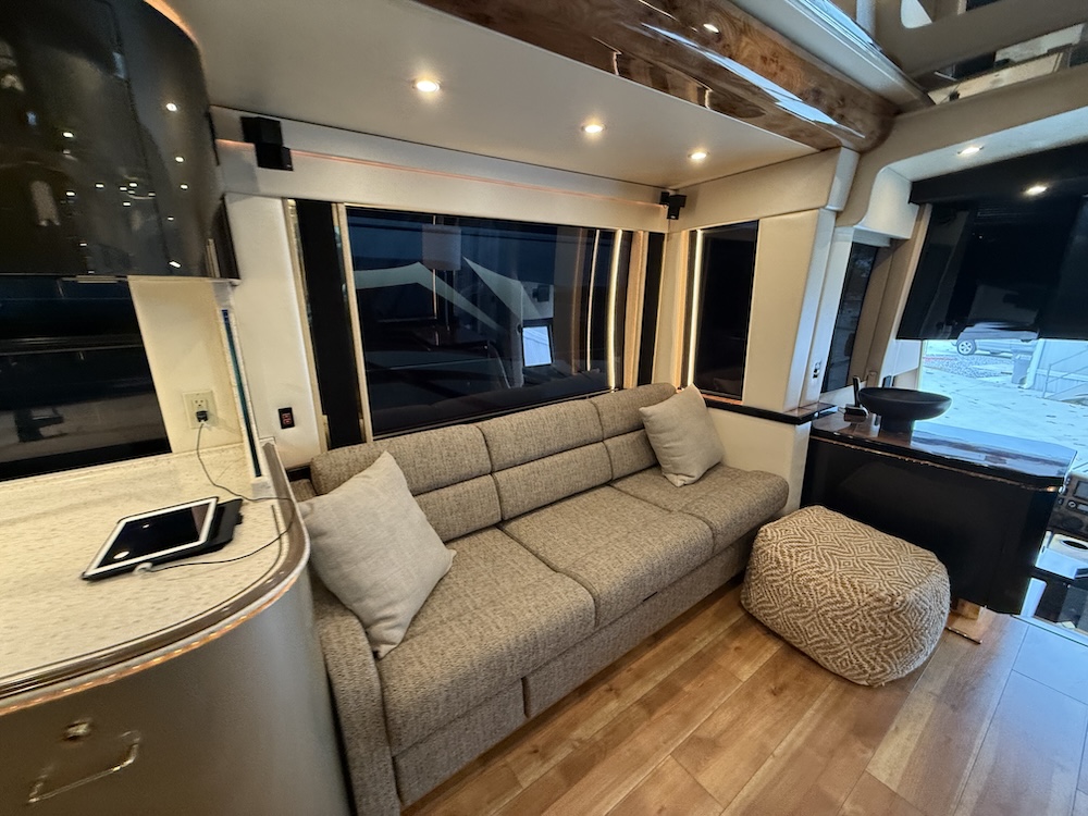 2009 Prevost Featherlite H3-45 For Sale