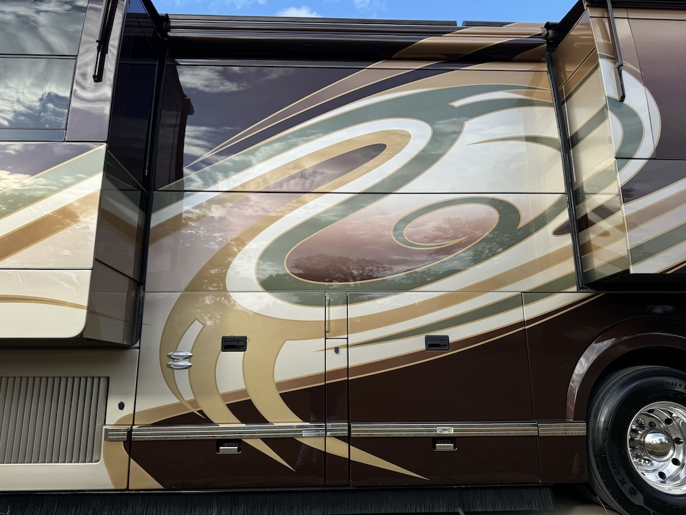 2009 Prevost Featherlite H3-45 For Sale