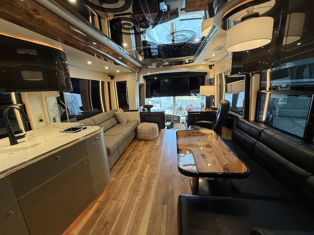 2009 Prevost Featherlite H3-45 For Sale