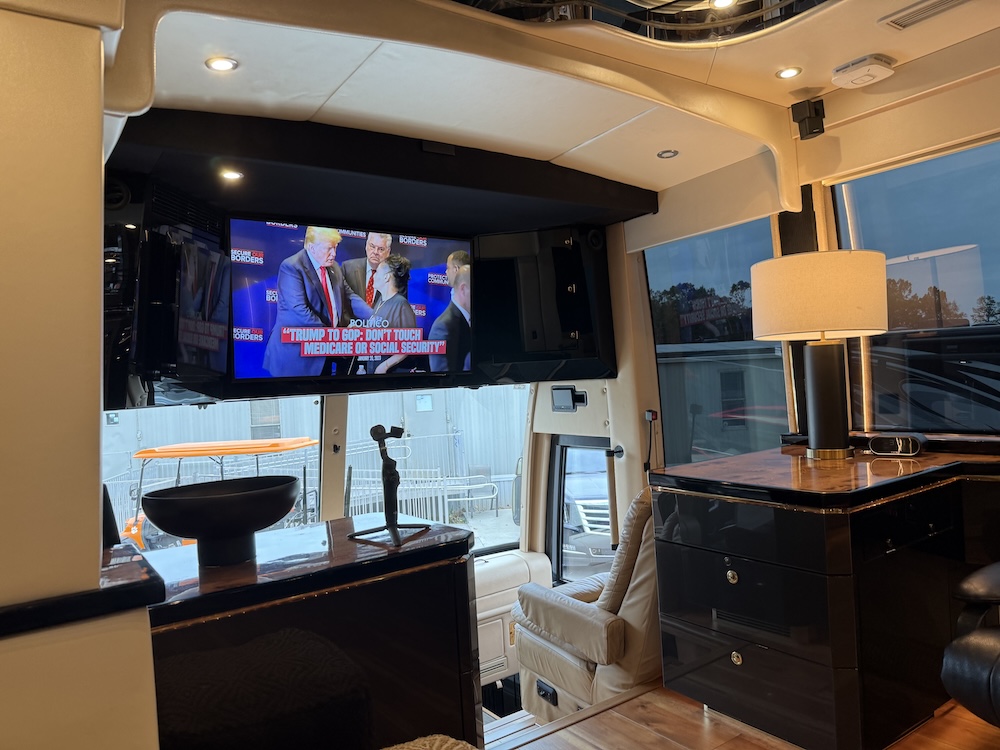 2009 Prevost Featherlite H3-45 For Sale