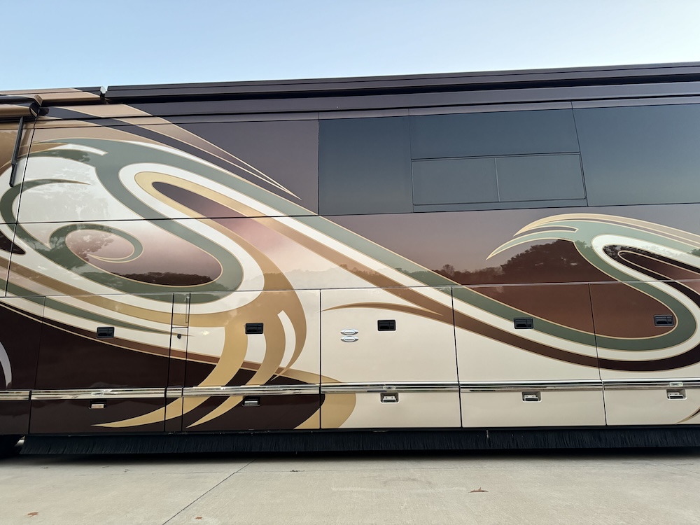 2009 Prevost Featherlite H3-45 For Sale