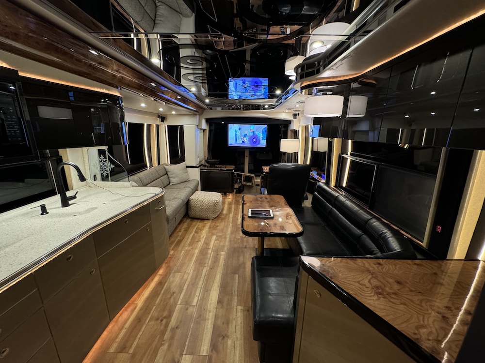 2009 Prevost Featherlite H3-45 For Sale