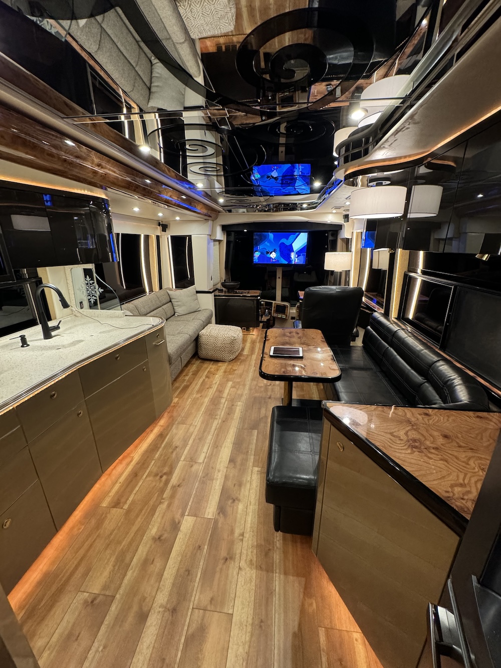 2009 Prevost Featherlite H3-45 For Sale