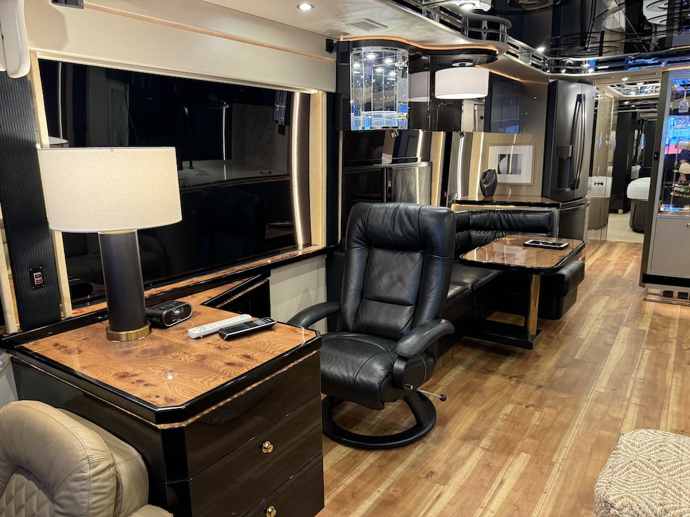 2009 Prevost Featherlite H3-45 For Sale