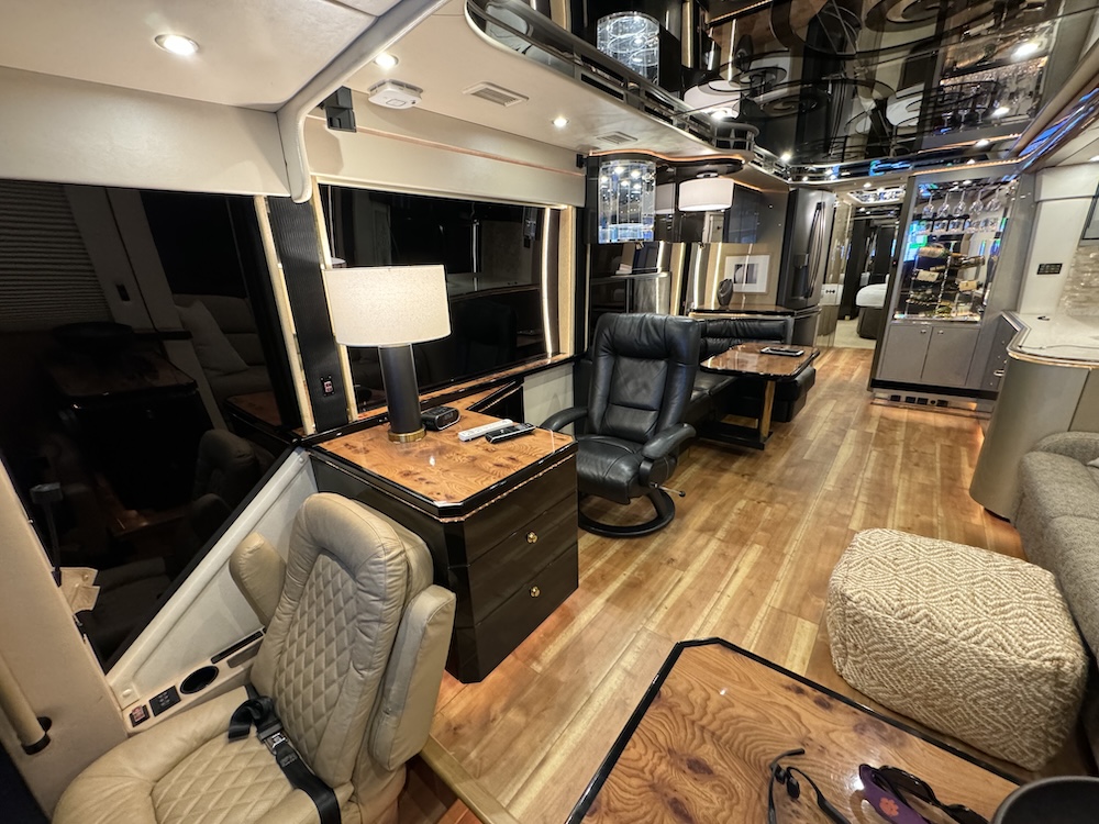 2009 Prevost Featherlite H3-45 For Sale