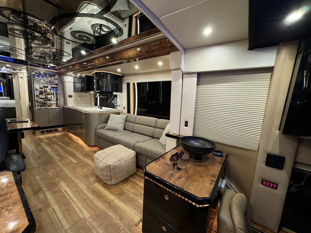 2009 Prevost Featherlite H3-45 For Sale