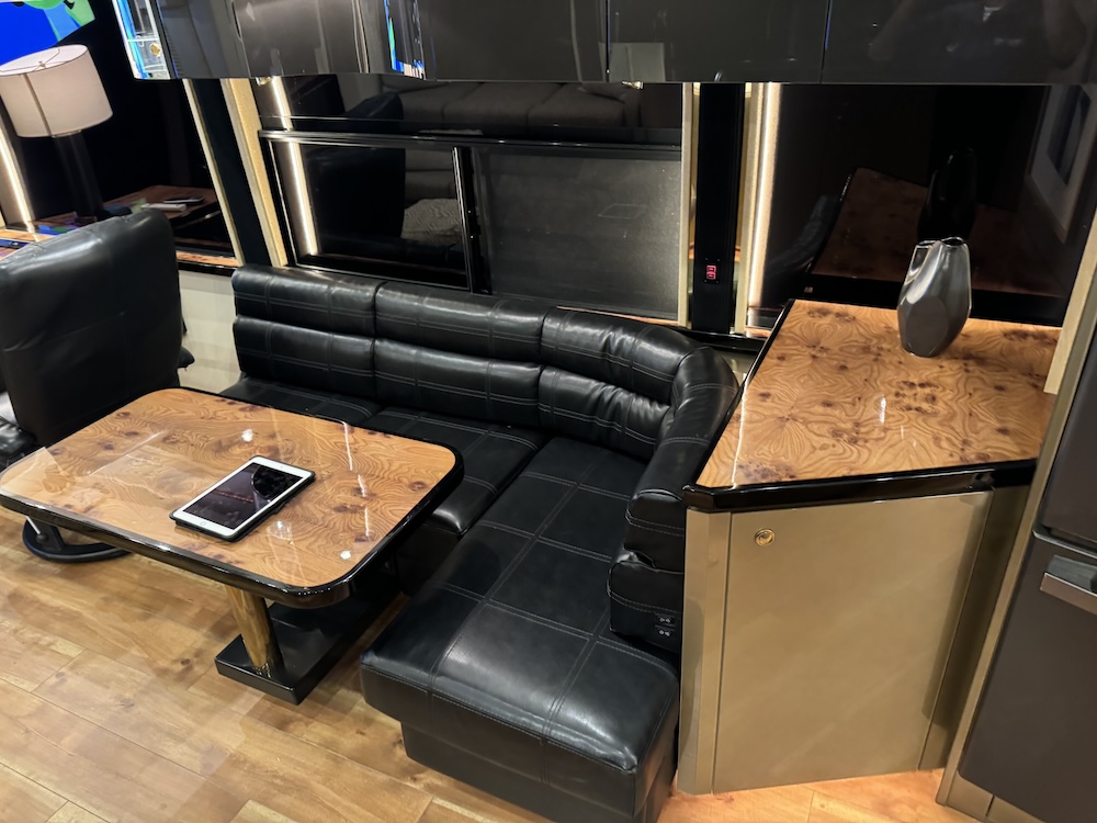 2009 Prevost Featherlite H3-45 For Sale