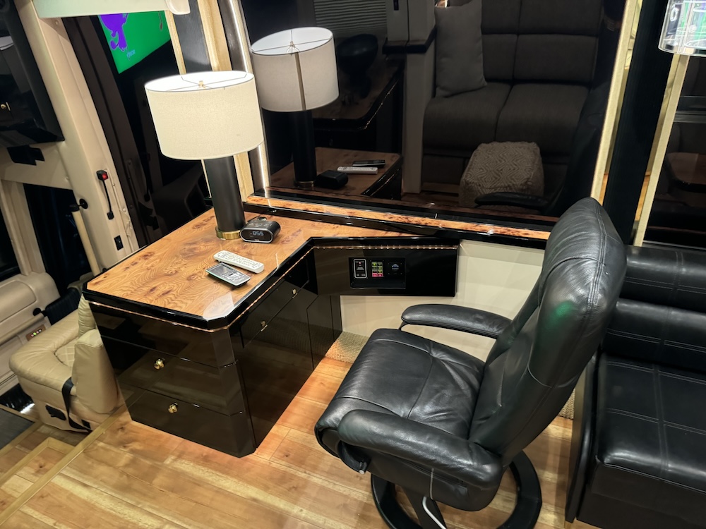 2009 Prevost Featherlite H3-45 For Sale