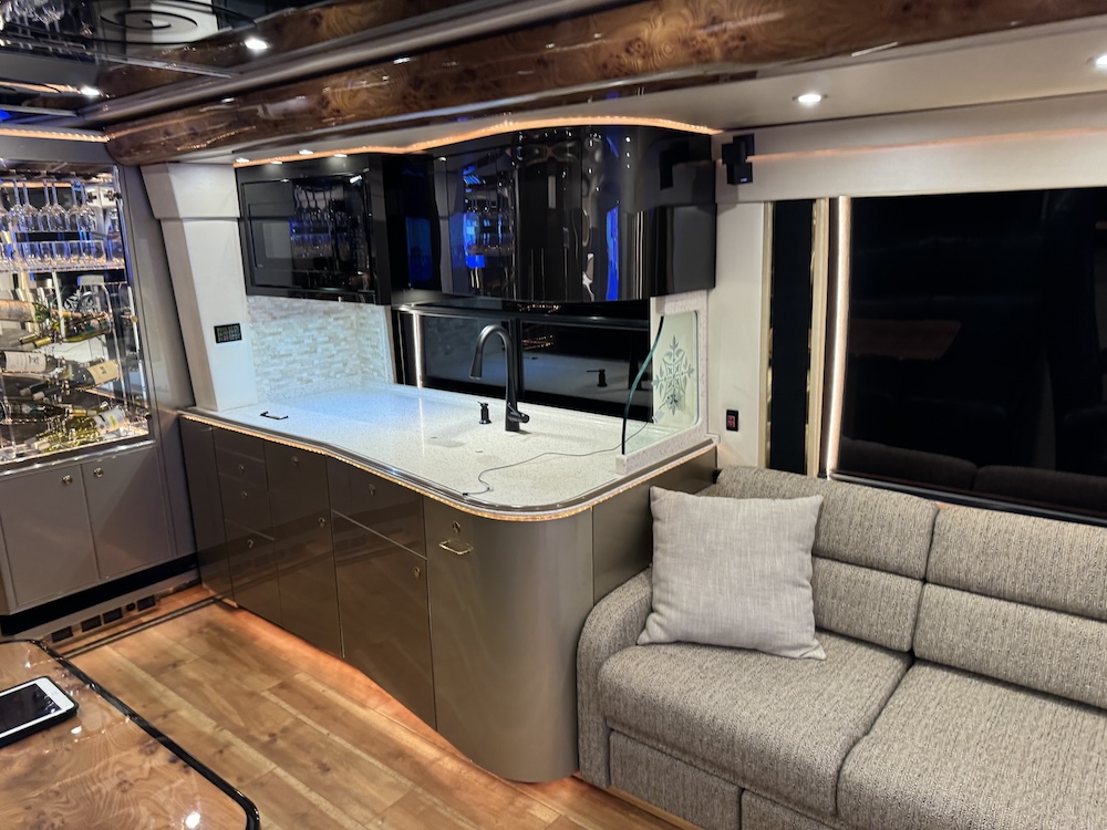 2009 Prevost Featherlite H3-45 For Sale