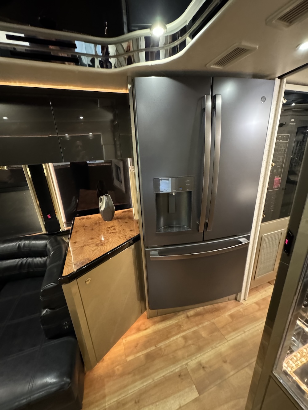 2009 Prevost Featherlite H3-45 For Sale