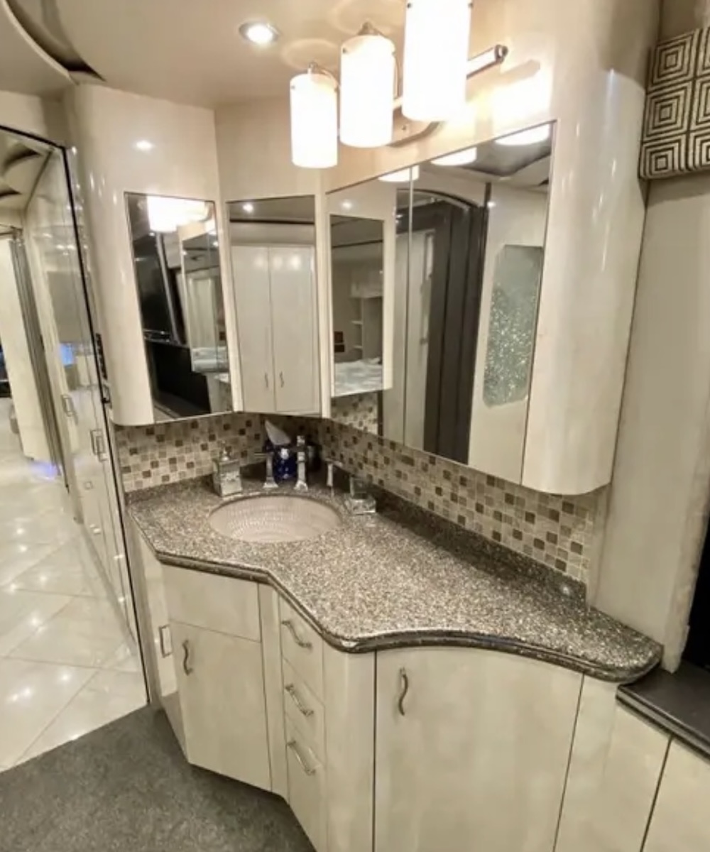 2010 Prevost Featherlite H3-45 For Sale