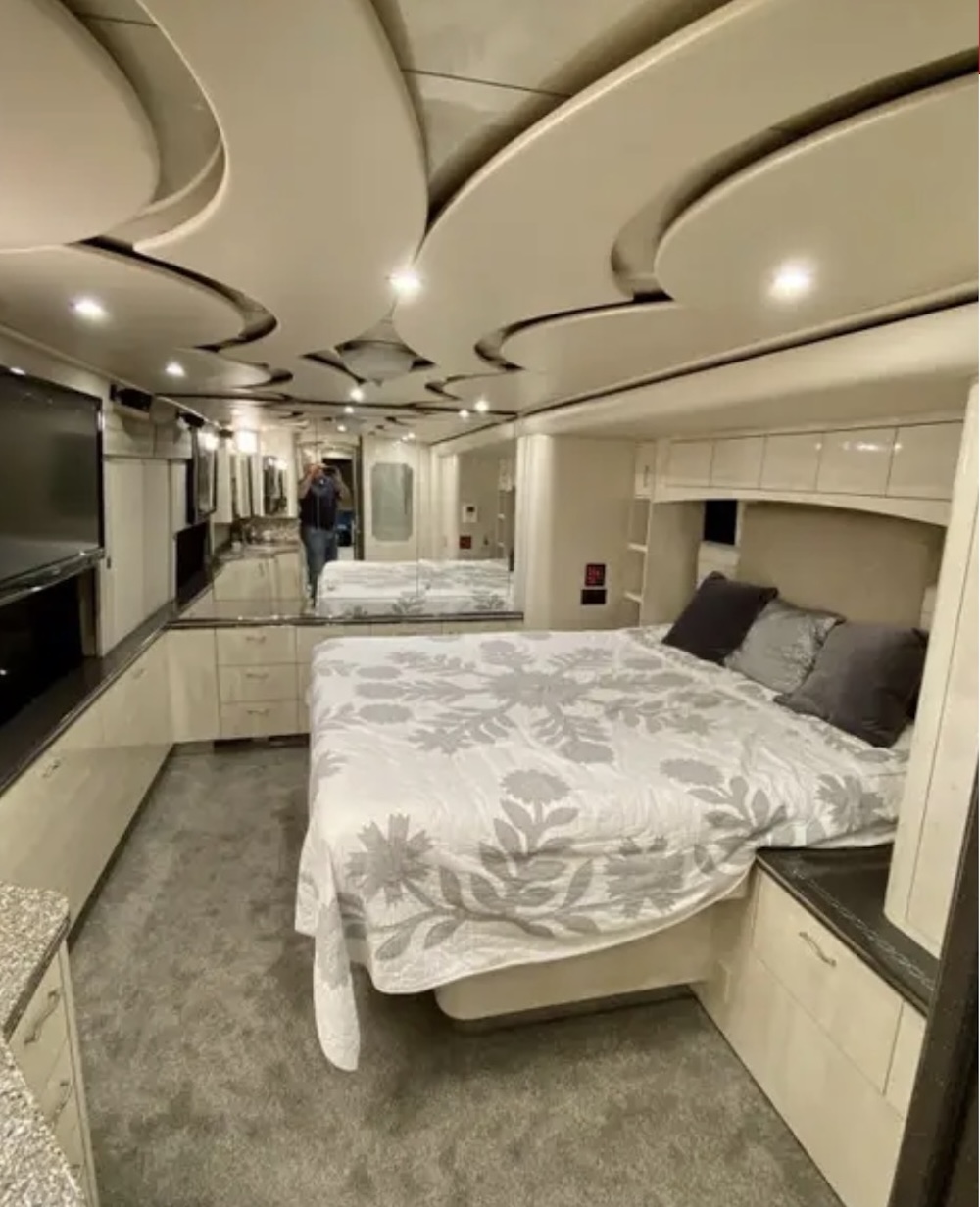 2010 Prevost Featherlite H3-45 For Sale