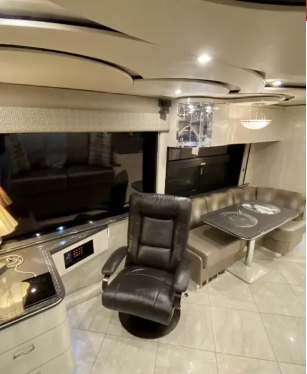 2010 Prevost Featherlite H3-45 For Sale