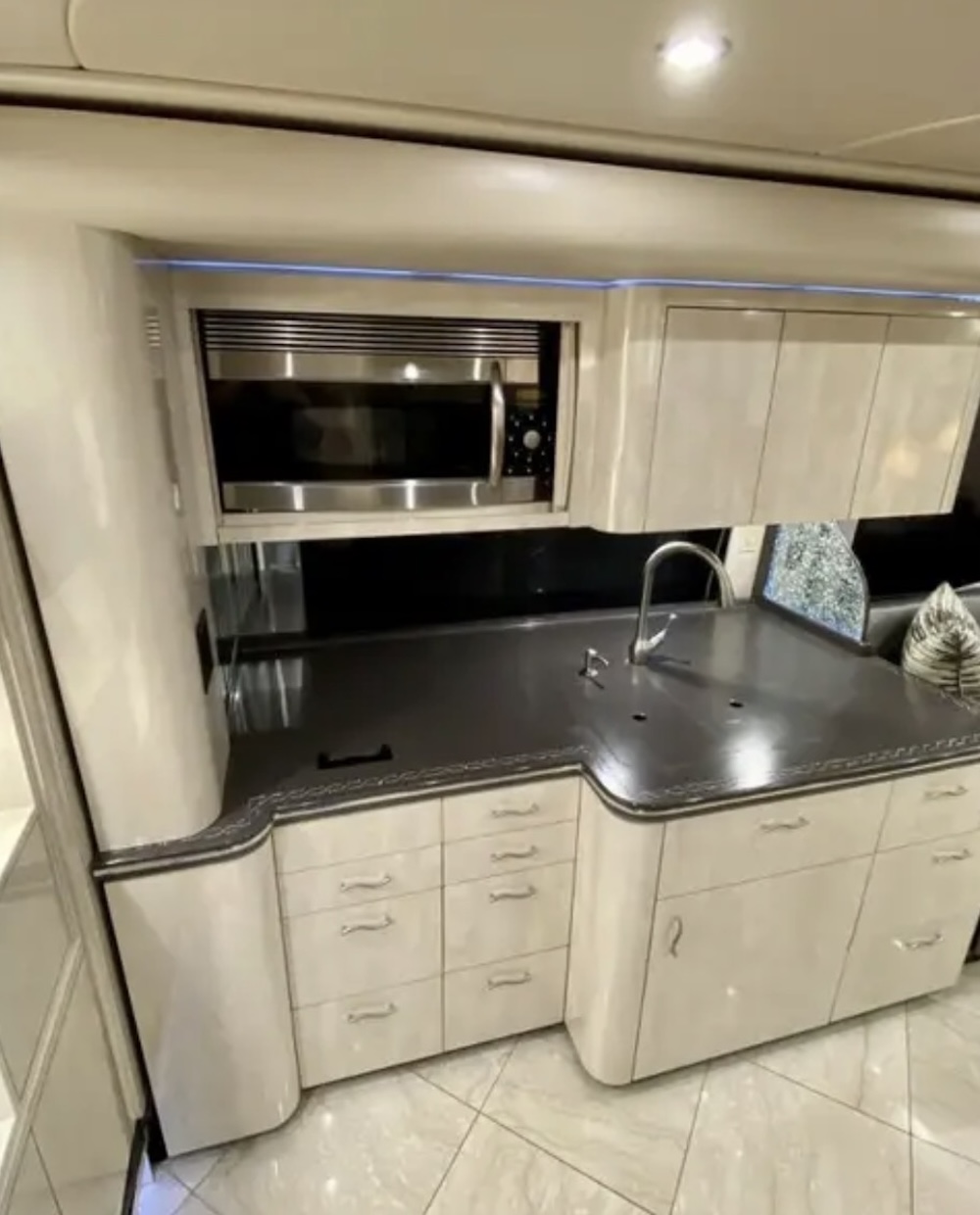 2010 Prevost Featherlite H3-45 For Sale