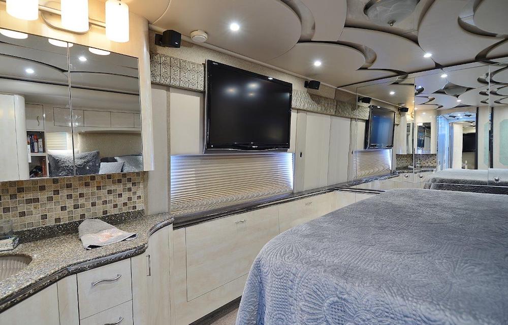 2010 Prevost Featherlite H3-45 For Sale