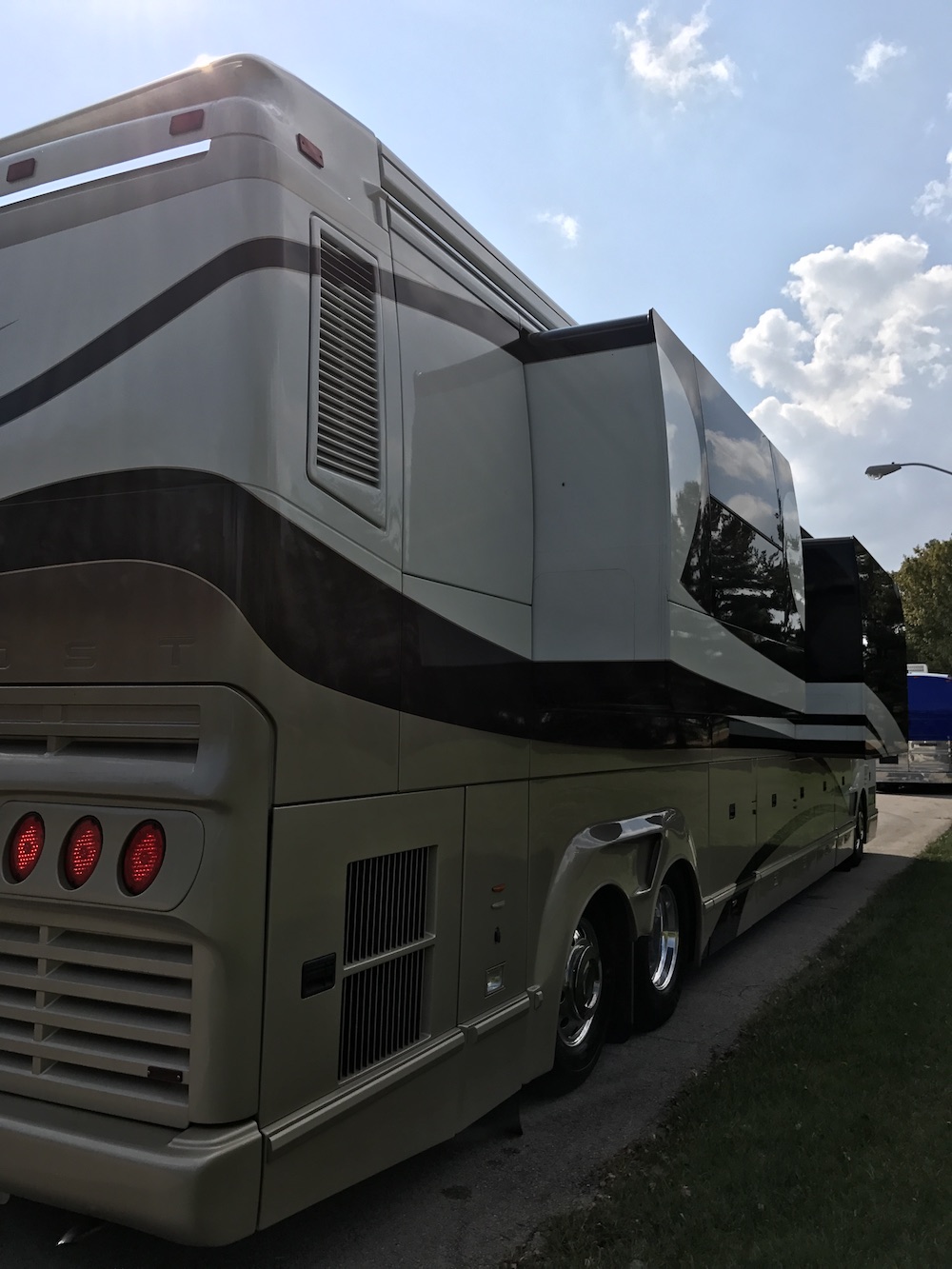 2011 Prevost Marathon H3-45 For Sale